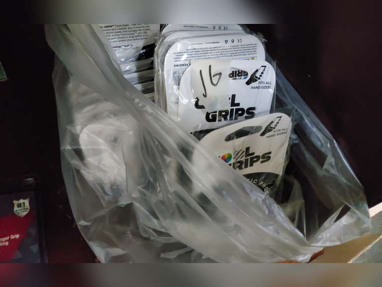 LOT OF MAGNETIC PHONE GRIPS