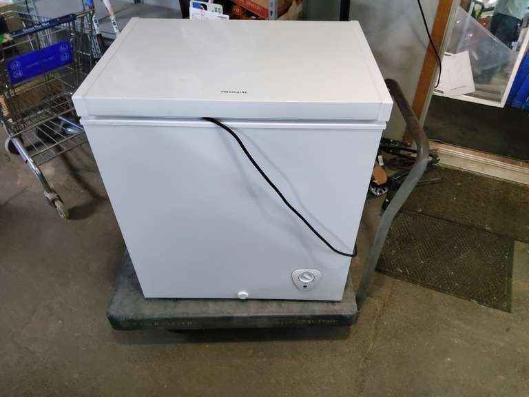 LIKE NEW SMALL COMPACT CHEST FREEZER