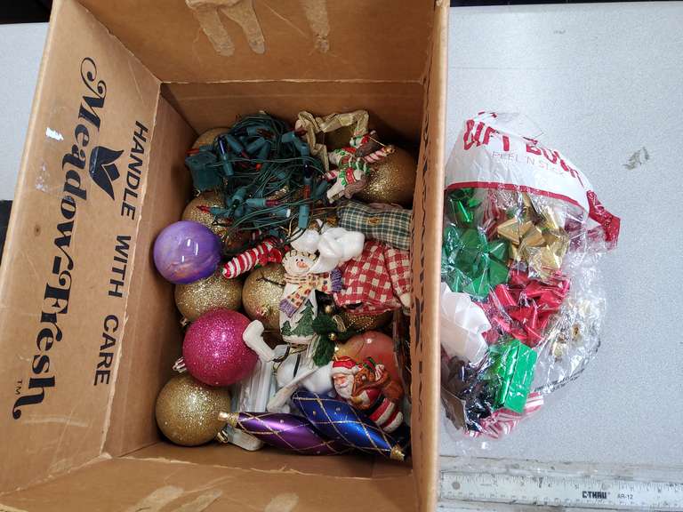 LOT OF CHRISTMAS DECOR