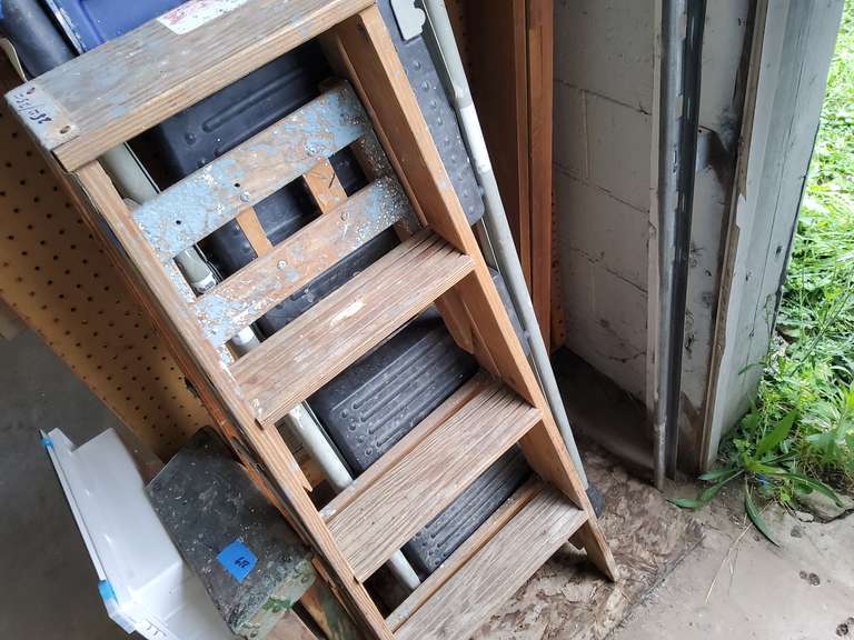 WOOD STEPLADDER