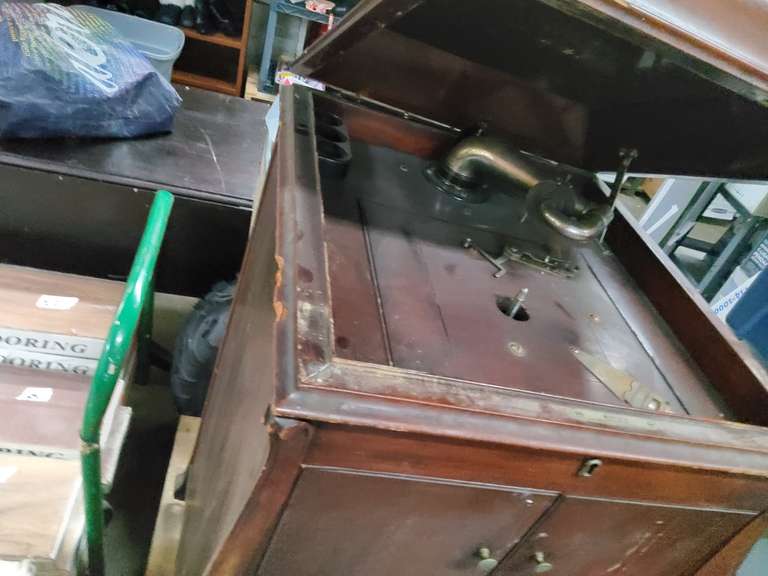 ANTIQUE PHONOGRAPH, LID NOT ATTACHED