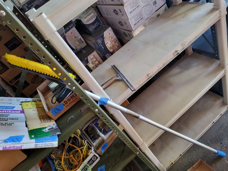 WINDOW CLEANER WITH HIGH REACH POLE