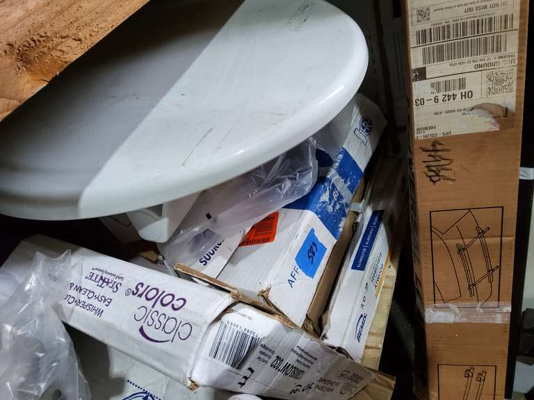 LOT OF TOILET SEATS