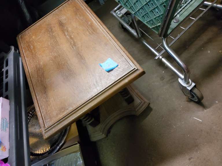 PLASTIC END TABLE