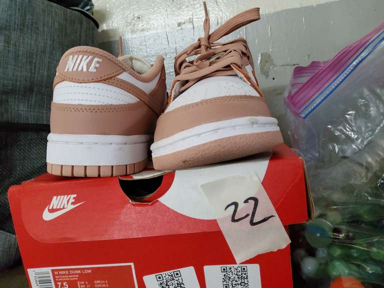 7.5 NIKE SHOES