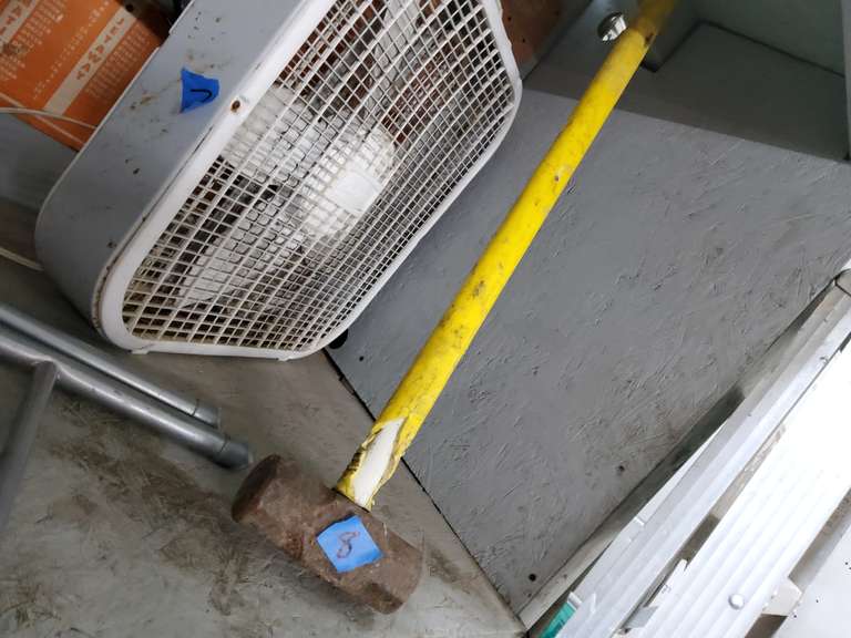 SLEDGE HAMMER, SEE WEAR ON HANDLE