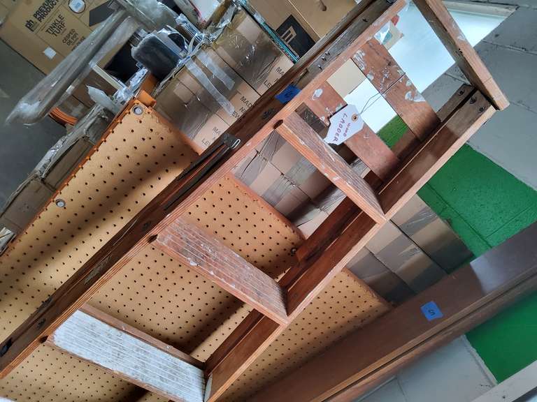 WOOD STEPLADDER