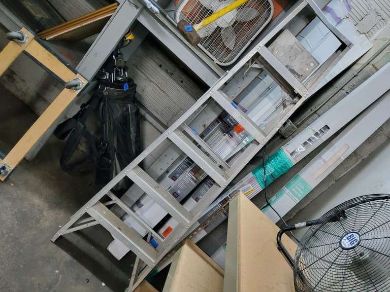 STEPLADDER