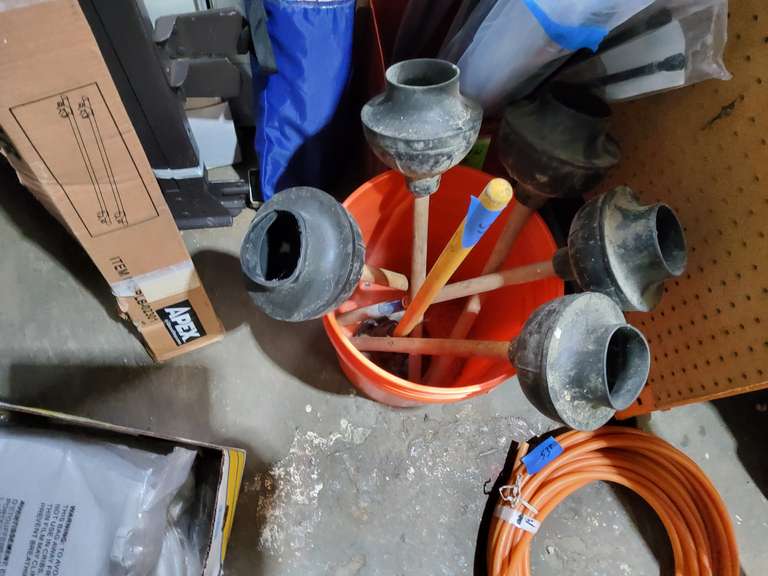 BUCKET WITH PLUNGERS