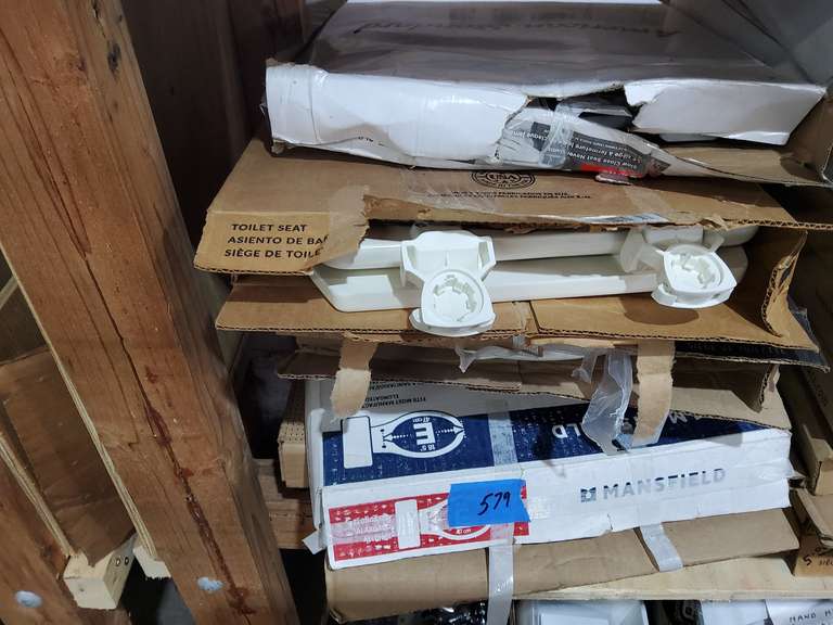 LOT OF TOILET SEATS