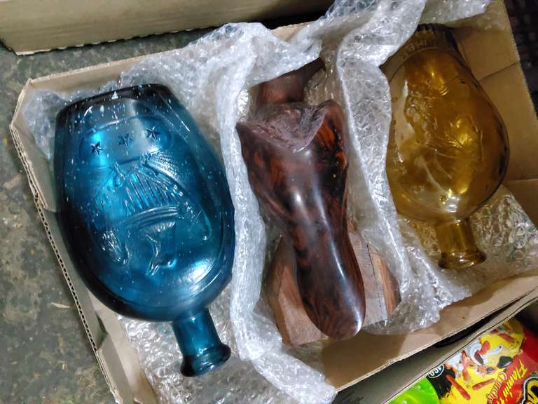 EAGLE DECOR AND 2 BOTTLES