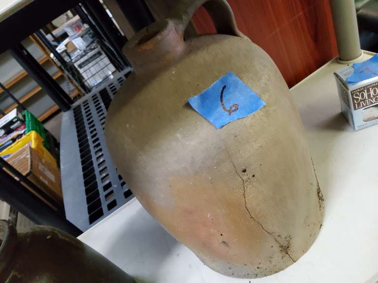 JUG WITH CRACK