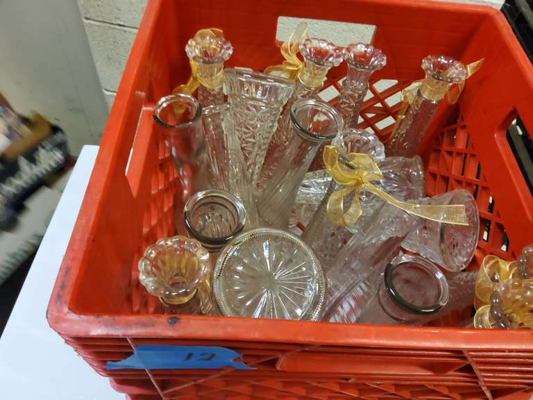 STORAGE CRATE WITH VASES