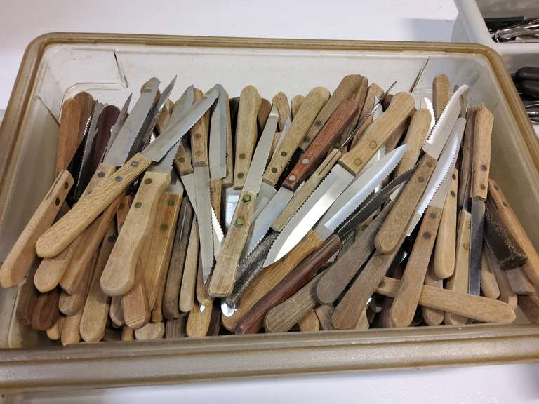 TUB WITH STEAK KNIFES