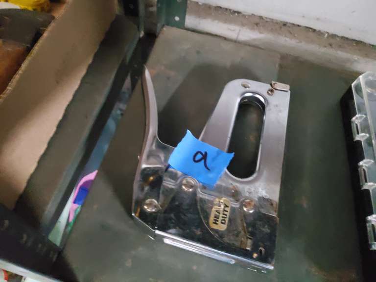 STAPLE GUN