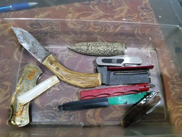 LOT OF KNIFES