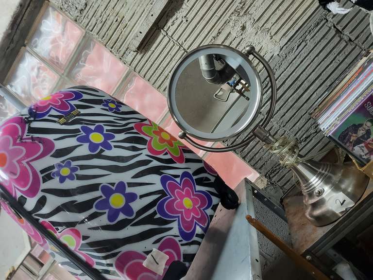 LIGHTED MIRROR