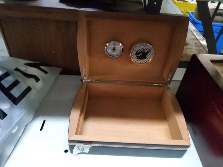 HUMIDOR