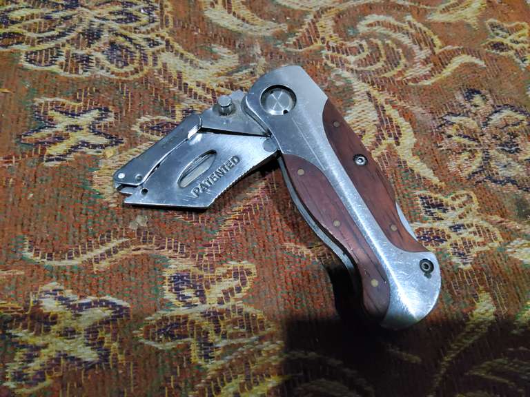 FOLDING RAZOR KNIFE