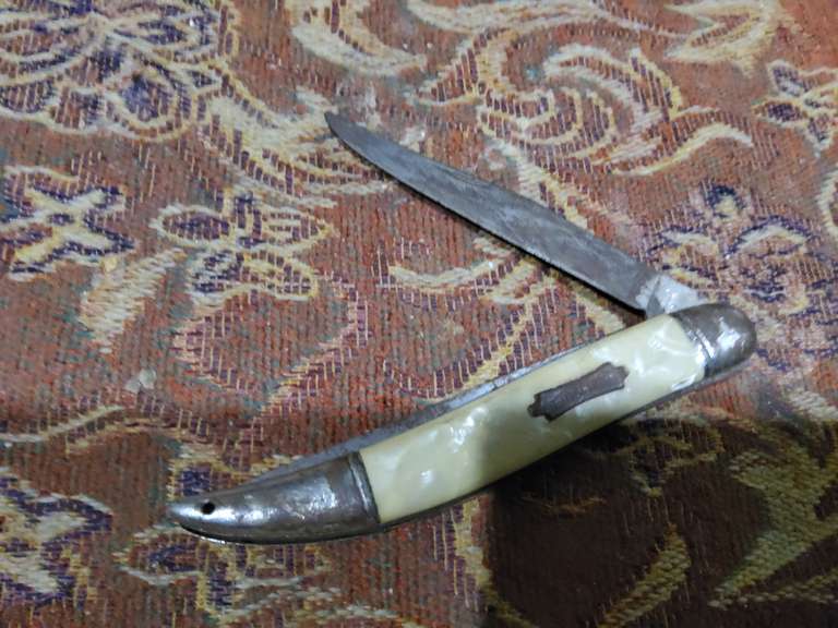 KNIFES