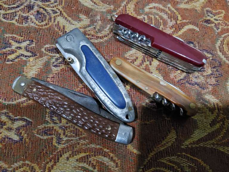 LOT OF KNIFES