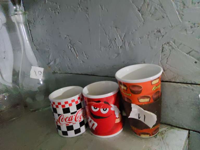MUGS