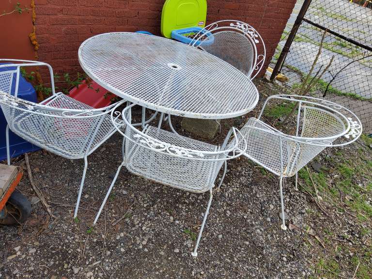 METAL PATIO TABLE WITH 4 CHAIRS