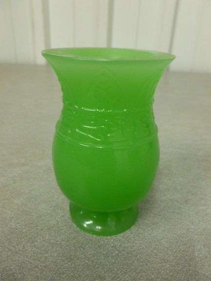 Collectible 1988 Chou Dynasty Jadeite Bud Vase - 4" H - Heavy Piece