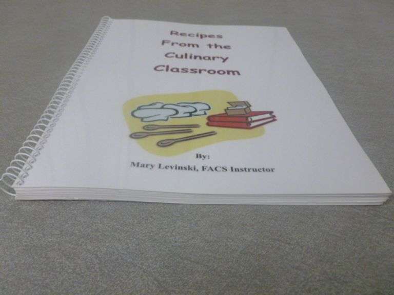 (2) Collector Cookbooks - Taste Of Home Binder / Culinary Classroom