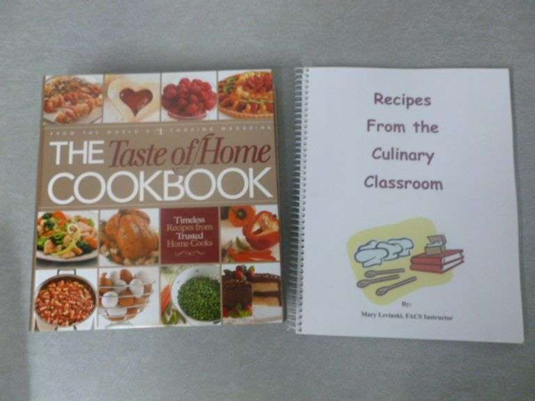 (2) Collector Cookbooks - Taste Of Home Binder / Culinary Classroom