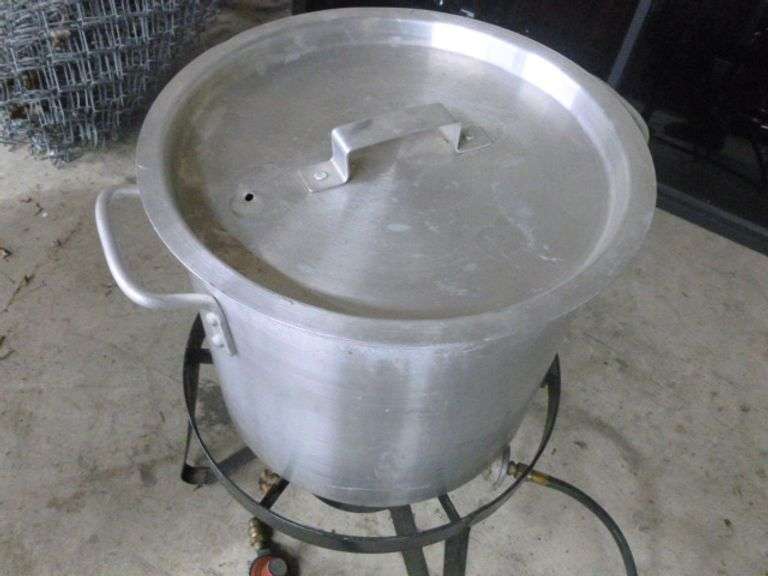 Brinkman Propane Gas Turkey Cooker / With Large Aluminum Turkey Kettle / Accessories