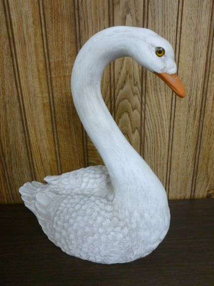 Nice Collectible 1988 Homco Molded Resin Type Swan Mantle Decoration - 12" H