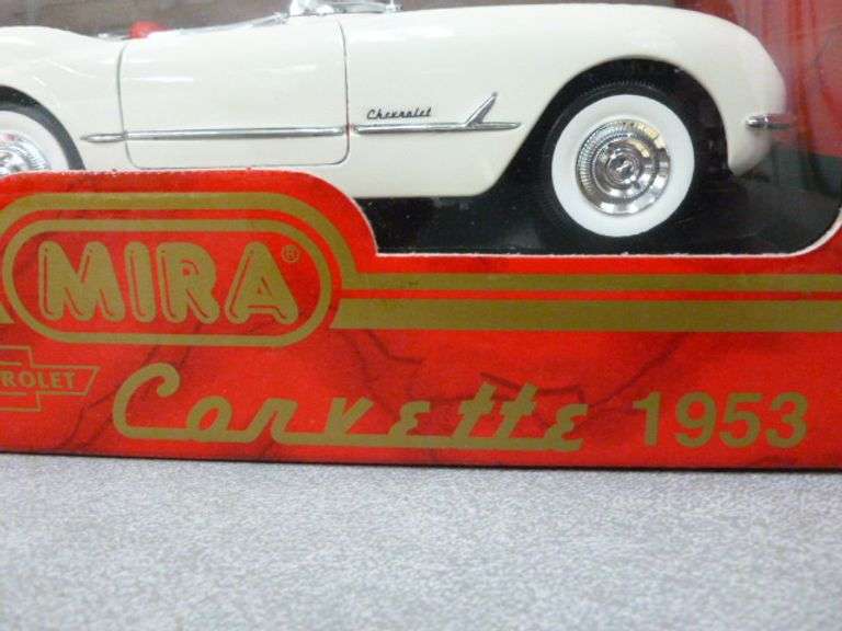 New Collectible Mira - Calidad Golden Line 1953 Corvette  - E1:18 Scale Die Cast Metal Car
