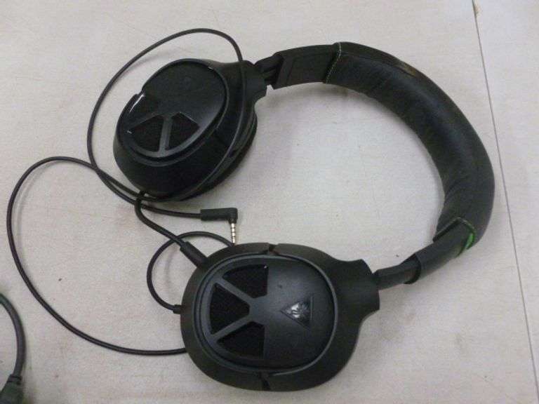 Mad Catz Video Game Race Wheel / Foot Pedals - Turtle Beach Headset