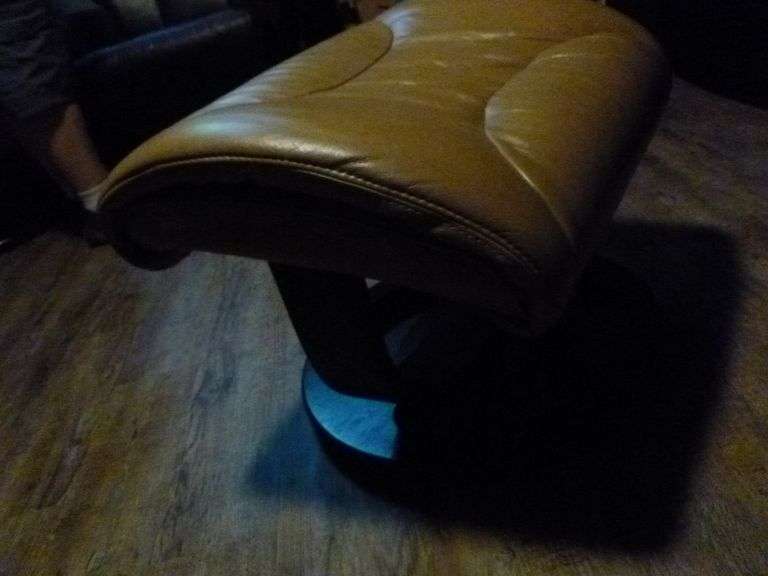 Lane - Tan Leather Swivel Reclining Chair With Ottoman