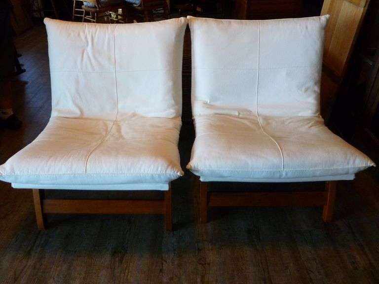 (2) Nantucket Style Wood Framed Chairs / With Padded Seat Cover