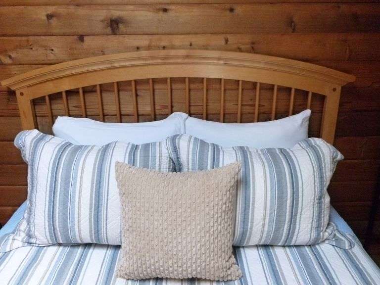 Nice Complete Queen Bed - See Description