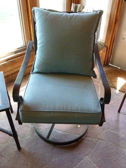 Nice (4) Piece Metal Framed Patio Set