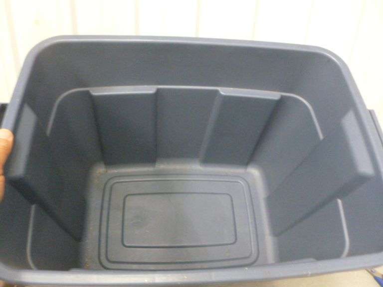 Rubbermaid Roughneck 18 Gallon Tote With Lid