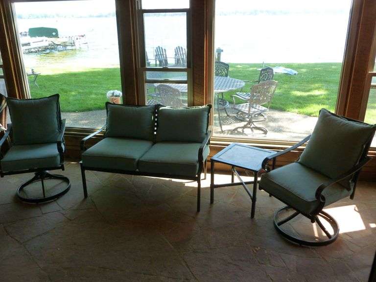Nice (4) Piece Metal Framed Patio Set