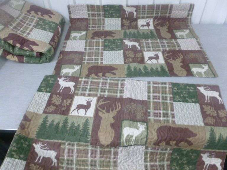 Nice Upnorth Themed Queen Quilt / (2) Pillow Shams