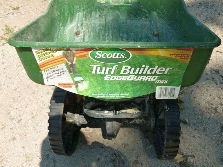 Scott's Turf Builder Edge Guard Fertilizer Spreader