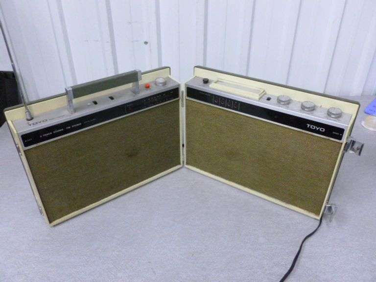 Vintage Toyo Portable AM/FM Stereo / With 8 Track Model CRH-402