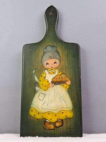 HAND PAINTED VINTAGE WOODEN BREAD BOARD, GRANDMA WITH HOMEMADE PIE, SIGNED FRAN '74, 13" X 6.75".