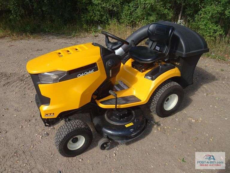 Cub XT1 Hydrostatic Ridin