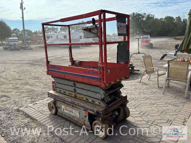 SkyJack 3219 Electric Man Lift, Lifts Up To 19', Key Is Broken Inside Switc