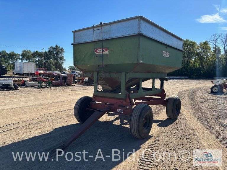 Dakota 300 Bushel Gravity Box With 10 Ton Running Gear.