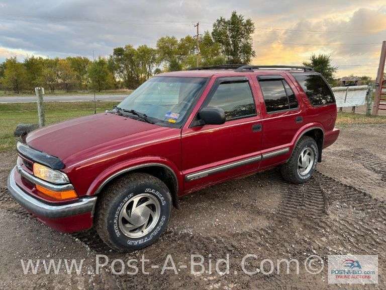 2001 Chevy Blazer 4 x 4 With 185, 690 Miles, 4.3L Motor, AM/FM/CD Player, P