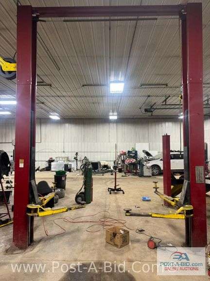 Challenger 10,000 Lb 2 Post Vehicle Hoist. 220 Volt, Single Phase.
