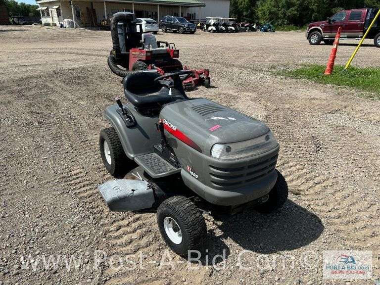Craftsman LT 1,000 Riding Lawn Mower, With 42" Deck, Briggs And Stratton 18